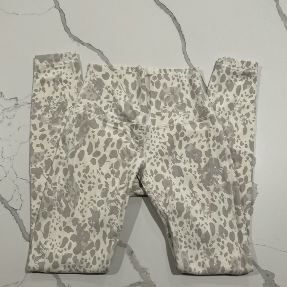 Women's authentic Lululemon align HR pant 25 length white & gray print